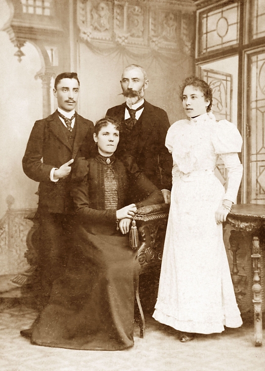 Sigmund Gorazdowski som student med sine foreldre og søsteren Helena